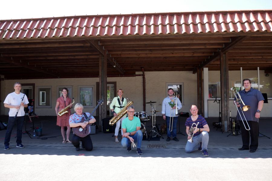 Sie verabschiedeten die Kinder in die Ferien – auf Abstand, aber mit einem Lächeln und Musik - die „Jekits Teacher Band“ der Kreismusikschule Paderborn mit den Musikschullehrerinnen und -lehrern (v.l.) Andrea Agethen, Franz-Josef Rose, Michaela Terschlüsen-Freitag, Guido Böger, Eddi Kleinschnittger, Jan Niklas Wehmeier, Steffen Zankl und Sebastian Meyer © Kreismusikschule, Kreis Paderborn